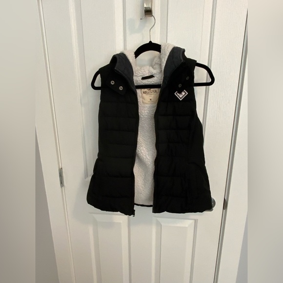 HOLLISTER Sherpa-lined Puffy Vest - Picture 1 of 6